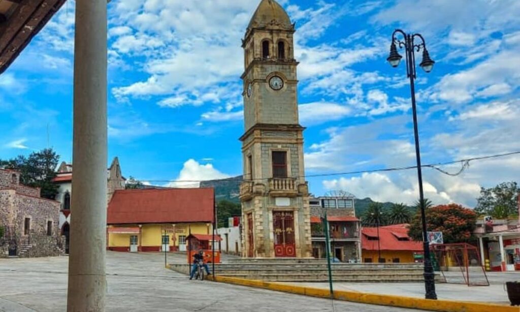 Metzquititlán: Hallan a quienes se llevaron la decoración navideña en el centro de la demarcación