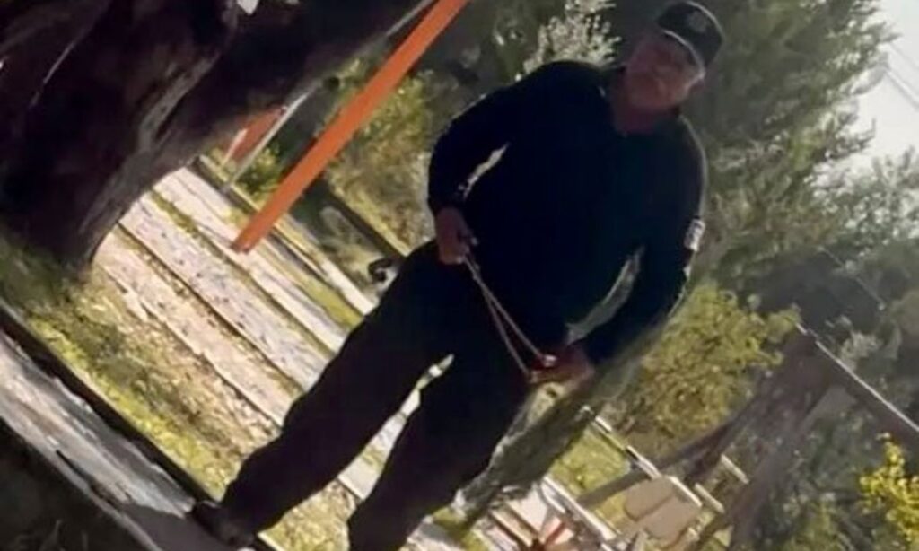 Maltrato animal en Edomex: Policía apedrea a perros en un parque de Tepotzotlán
