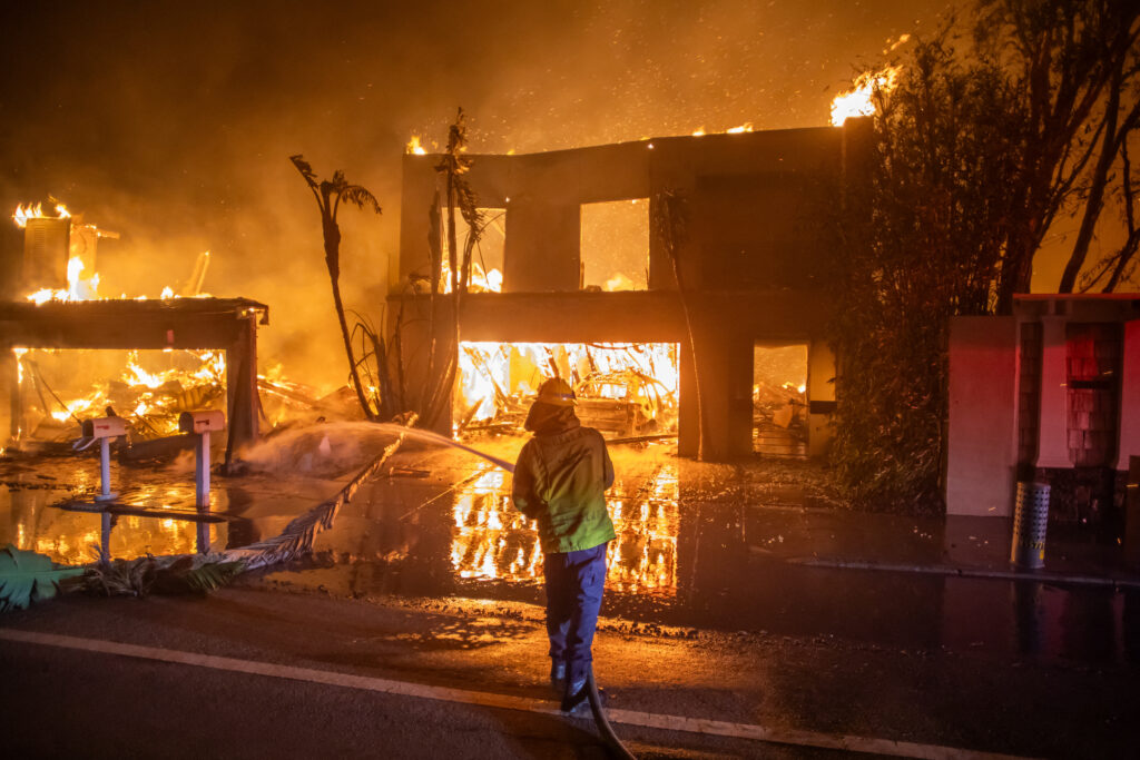 Incendios de Los Angeles; ¿qué son los vientos de Santa Ana y cómo influyen en la catástrofe?