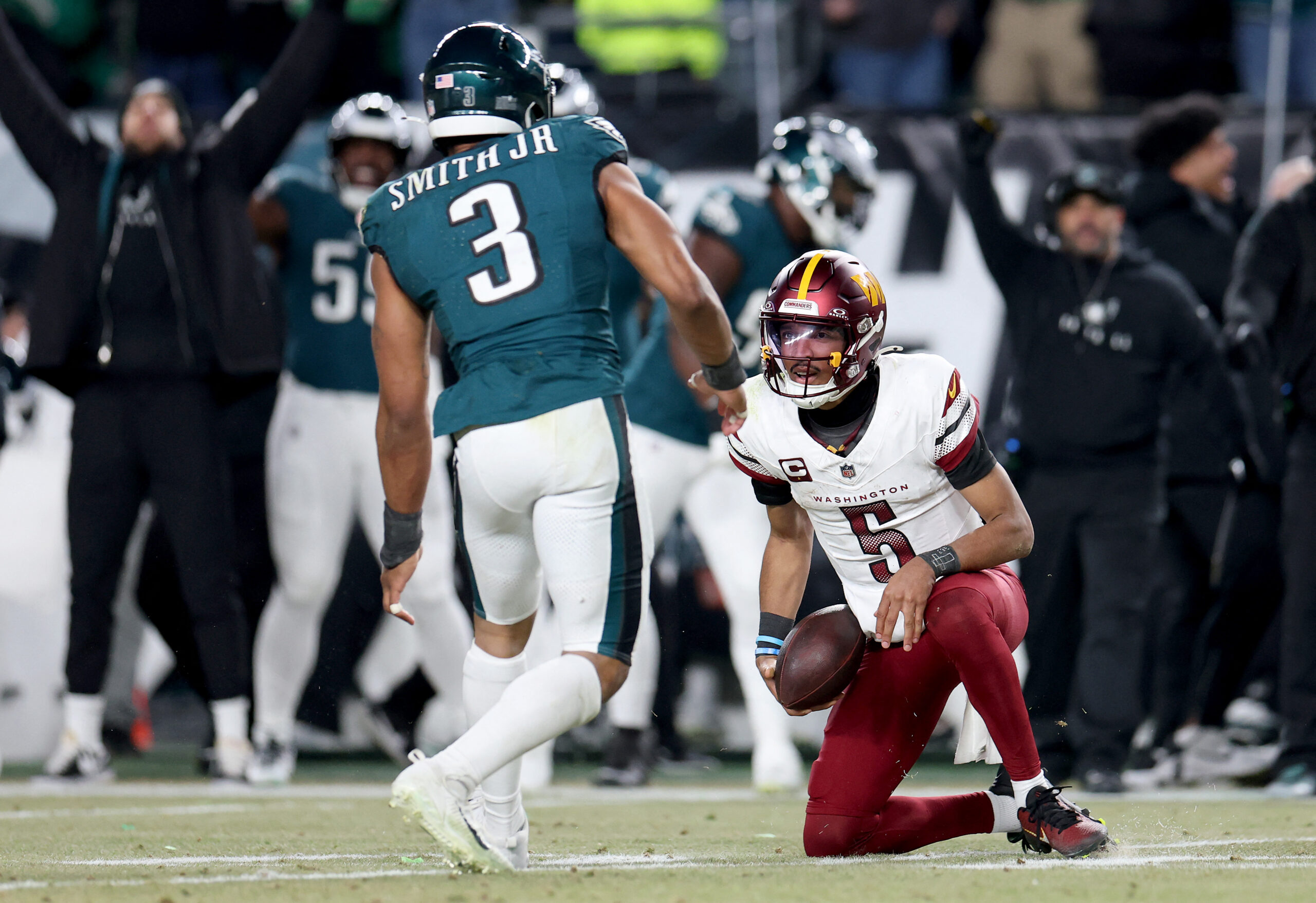 En Filadelfia, Jalen Hurts y Saquon Barkley hicieron volar a los Eagles frente a los Commanders, el equipo revelación de la temporada.