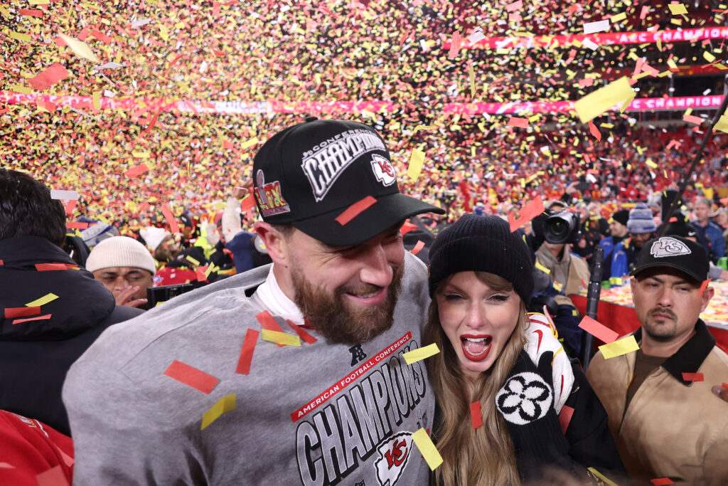 Mahomes celebró la jugada lanzando con furia la pelota a la grada mientras en la tribuna Taylor Swift se abrazaba de alegría a su madre y a la de Travis Kelce.