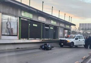El motociclista fallecido en Ecatepec no ha sido identificado; su cuerpo fue retirado por las autoridades