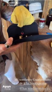 La pareja personalizó sombreros con sus iniciales en un taller artesanal local.