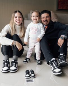 La pequeña Mariel luce su atuendo de 