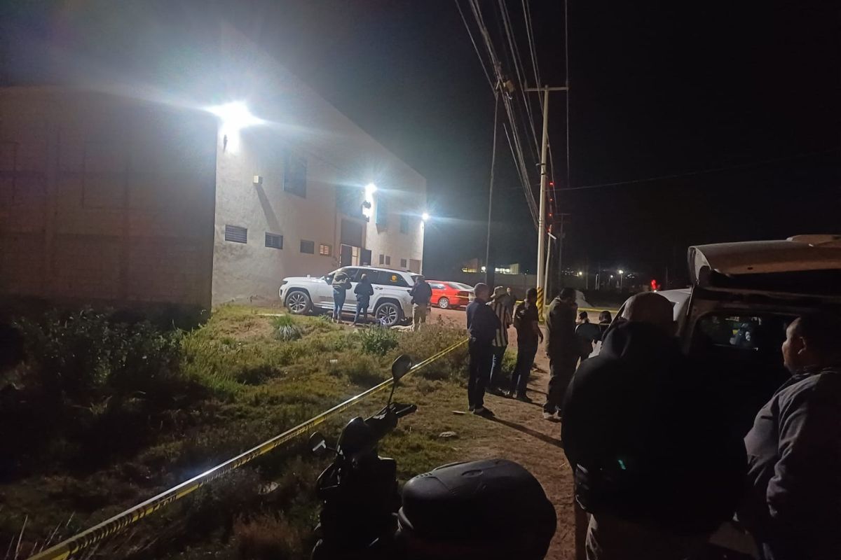 De acuerdo con testigos, dos sujetos a bordo de una motocicleta se acercaron a la víctima y abrieron fuego en su contra