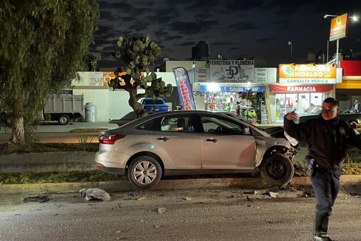Autoridades locales supervisan la zona tras el impacto de un automóvil contra un objeto fijo