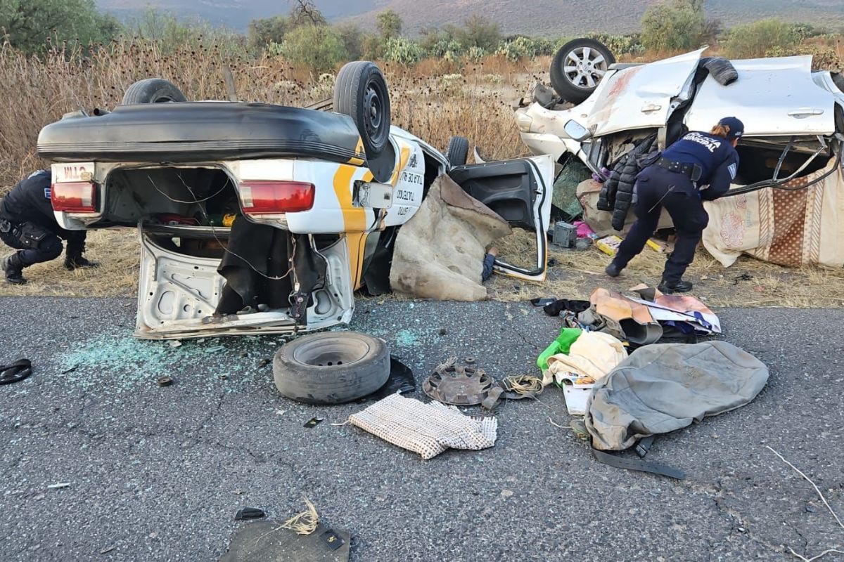 Escena del accidente en la carretera Santiago Tezontlale-Vicente Guerrero en Ajacuba