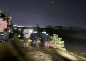 Elementos de seguridad trabajan en la presa de Metepec tras el hundimiento de la lancha.
