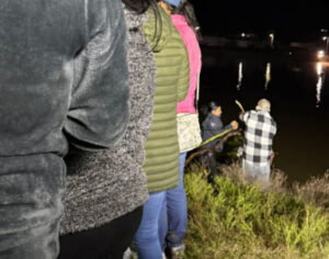 Protección Civil y vecinos buscan a los desaparecidos en la presa de Metepec.