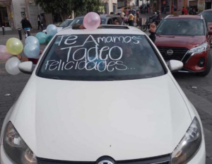 Con globos y frases motivadoras, la familia de Tadeo celebró su alta médica.