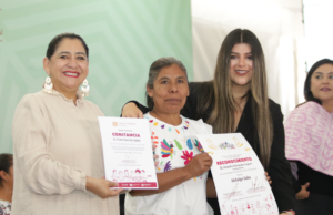 La legisladora Orquídea Larragoiti en la entrega de lentes gratuitos en Atlapexco, parte de su gestión en salud