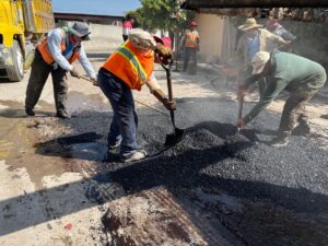Se emplearon entre 7 y 10 metros cúbicos de mezcla asfáltica en cada ubicación