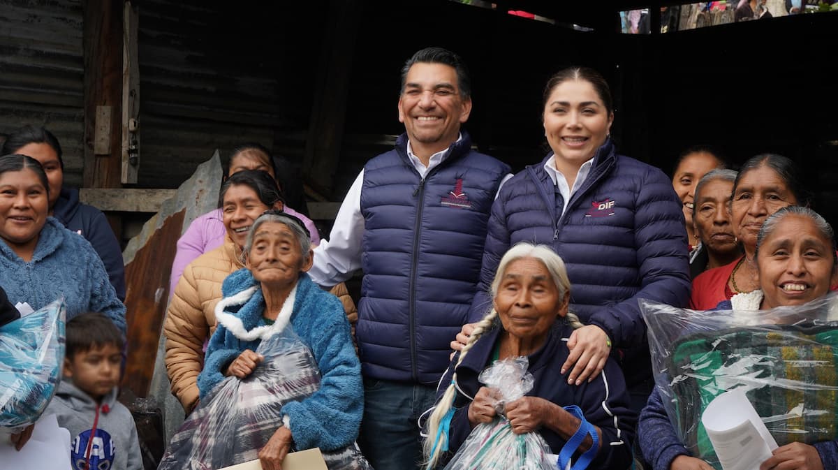Con la llegada del invierno y las bajas temperaturas, el Gobierno Municipal de Huejutla, en coordinación con el DIF Municipal, ha puesto en marcha una jornada de entrega de cobijas en diversas comunidades