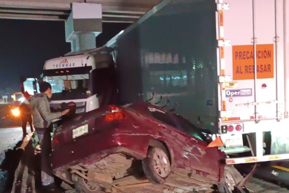 Tractocamión involucrado en la carambola que dejó solo daños materiales