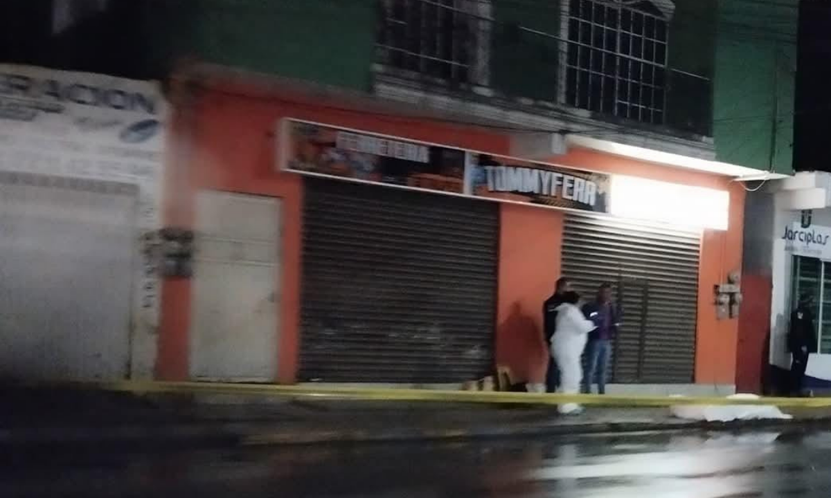 Personal de bomberos de Huejutla atendiendo a las víctimas frente al bar.
