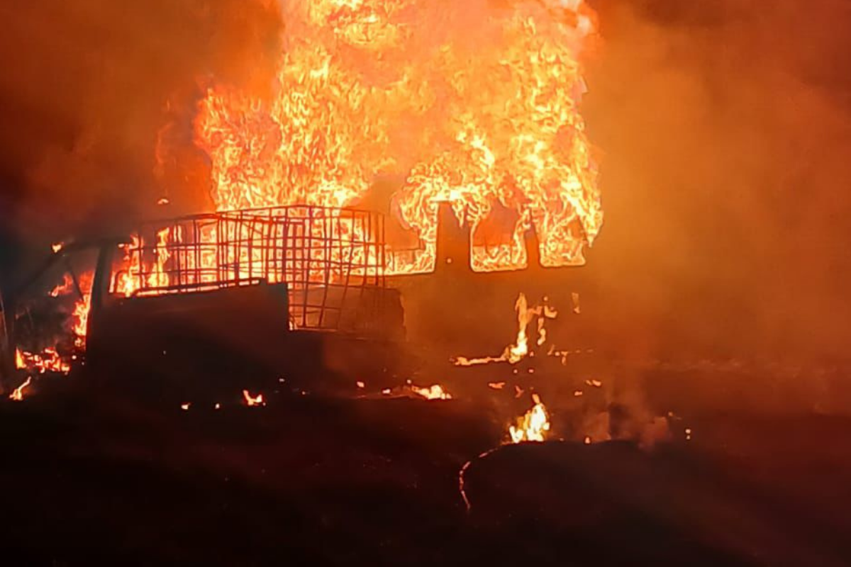 Dos camionetas fueron halladas calcinadas en Tlahuelilpan; investigan posible robo de combustible