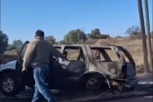Los cuerpos de emergencia trabajaron para sofocar las llamas y retirar el vehículo calcinado