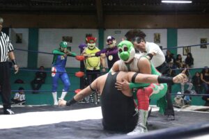 Luigi aseguró la victoria para su equipo al vencer a The Monster en la tercera caída, en un emocionante final