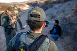 El proceso de deportación puede variar entre expulsiones aceleradas y juicios migratorios, según las circunstancias de cada caso