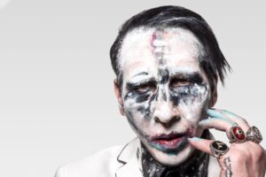 Marilyn Manson regresa a los escenarios tras ser absuelto de cargos criminales en medio de la controversia.