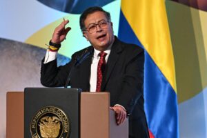 Gustavo Petro defiende el trato digno hacia los migrantes, justificando su decisión de impedir el ingreso de vuelos militares con deportados desde EU. 