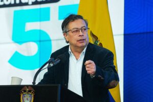El presidente de Colombia, Gustavo Petro, rechaza los vuelos militares para deportados enviados desde Estados Unidos