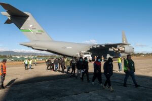 Donald Trump enfrenta a Colombia con amenazas de aranceles y la revocación de visas por su negativa a recibir migrantes deportados en aviones militares