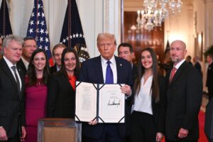 Trump revoca amparo a 600 mil venezolanos y endurece su política migratoria: considera enviar migrantes a Guantánamo