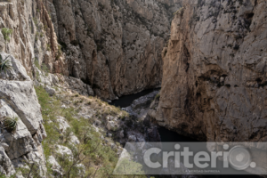 Deja que la adrenalina fluya en Zimapán: desde el senderismo hasta el rappel en el cañón del Infiernillo. ¡Aventura sin límites!