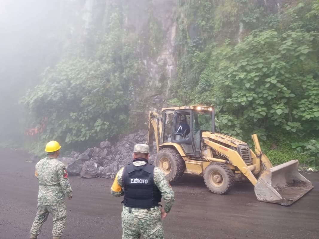 El derrumbe en el kilómetro 175 afectó el carril derecho de la vía en dirección a Huejutla