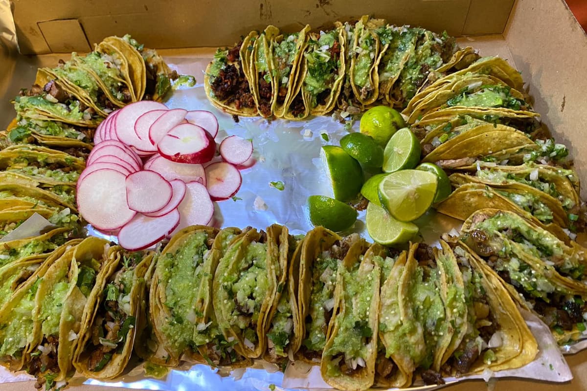 Los clientes disfrutan de la innovadora rosca de Reyes de tacos, una tradición reinventada en Pachuca / Foto. Juan Martínez