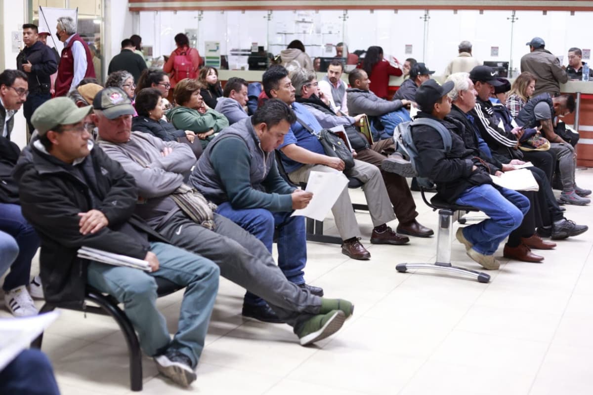 Ciudadanos esperan horas para realizar sus trámites en el Centro Regional ubicado en Plaza Galerías Pachuca / Foto. David Martínez