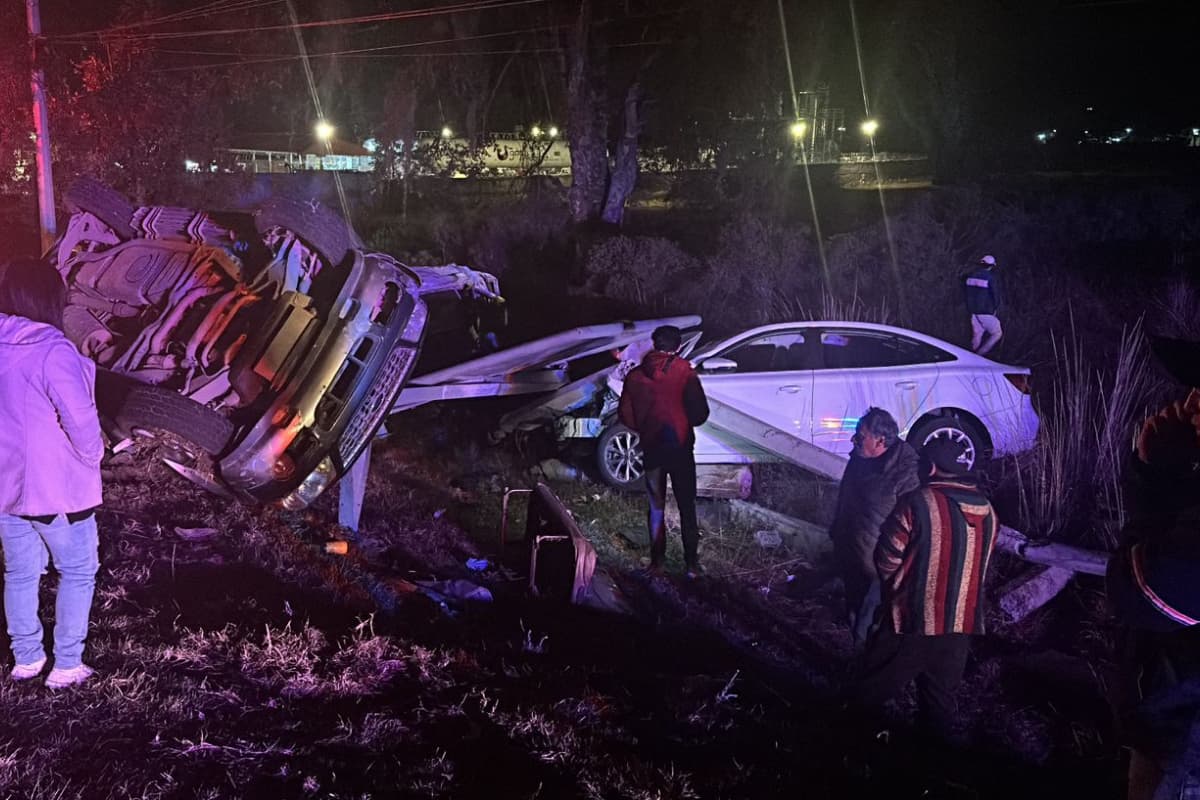 Personal de emergencia trabaja tras el accidente en la carretera Pachuca-Tulancingo
