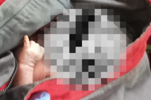 Personal de protección civil de San Agustín Tlaxiaca auxilió al recién nacido rescatado.