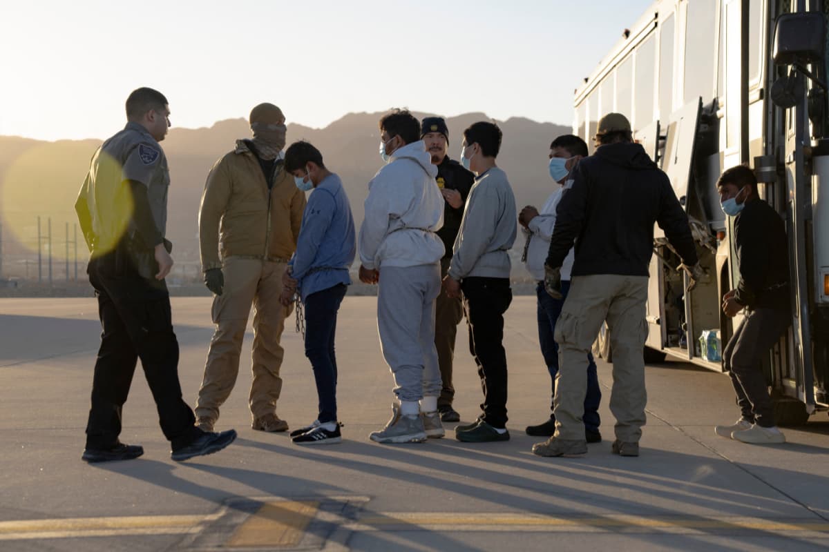 Funcionarios de EU reportan el aterrizaje de cuatro vuelos de deportación en México