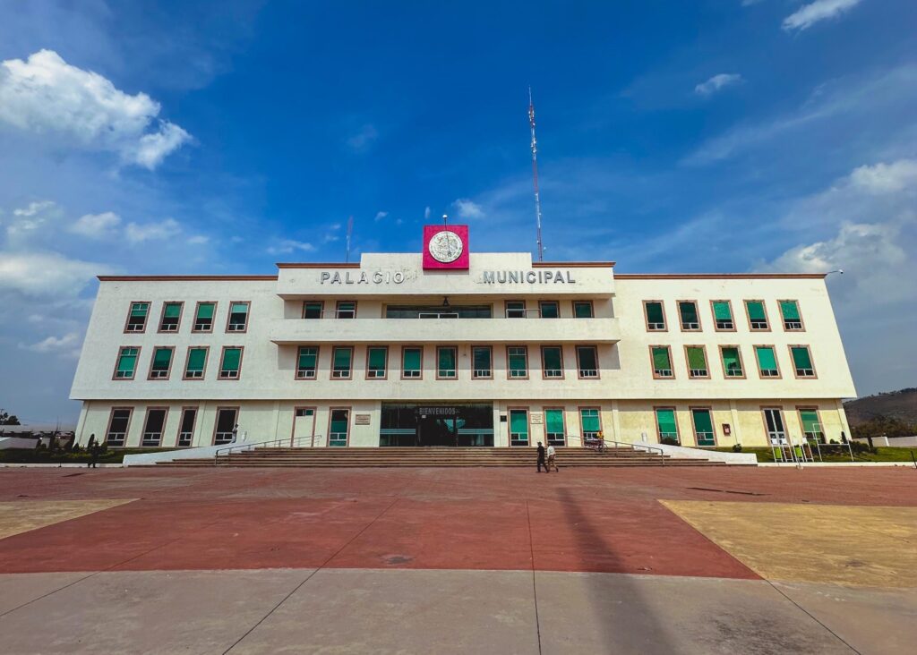 En Tulancingo, vehículo de respaldo de la alcaldesa sufrió un percance; ¿estaba la edila ahí?
