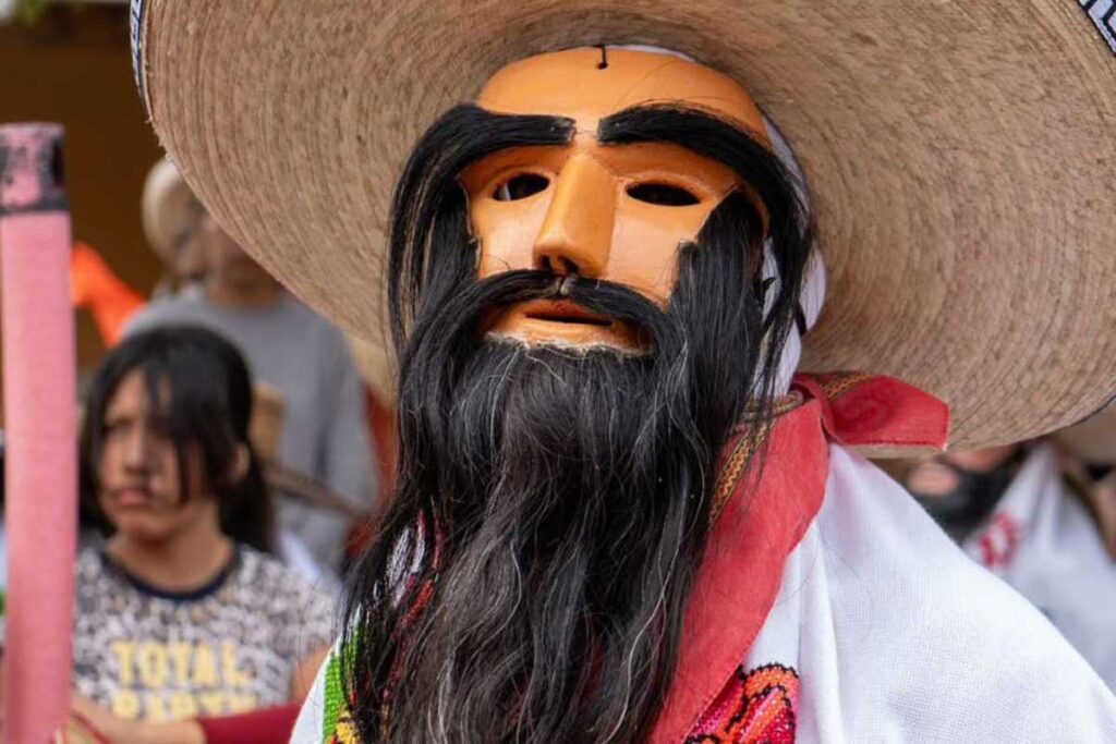 Los atuendos para el carnaval de Tlaxco pueden llegar a costar 4 mil pesos