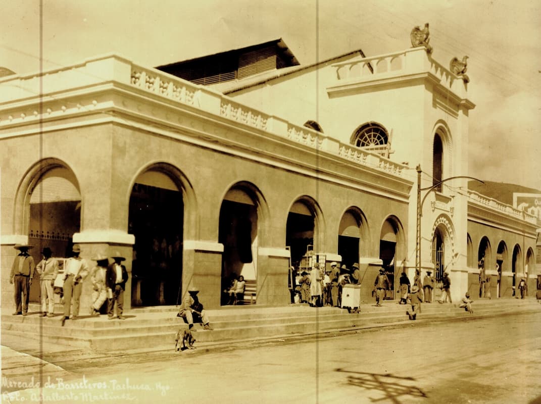 En el lugar de aquella explanada invadida por barracas y puestos de mala muerte, fue inaugurado el 16 de septiembre de 1927 el flamante mercado de Barreteros