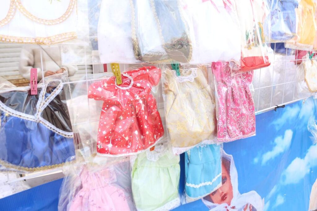 La tradición de vestir al niño Dios continúa vigente y las ventas de este año han logrado mantenerse