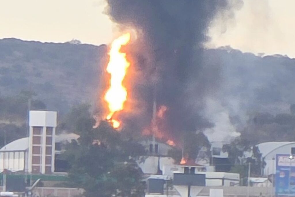 La explosión provocó un incendio que ha consumido otras bodegas