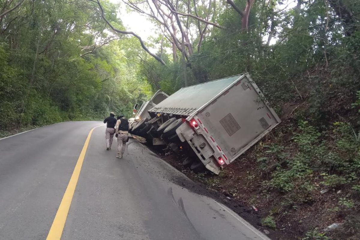 Un tráiler de una reconocida empresa refresquera sufrió un accidente en la carretera federal Huejutla-Chalma
