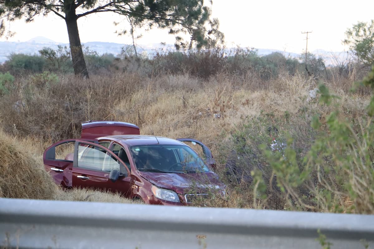 Un vehículo particular salió del camino en el bulevar Las Torres, generando tráfico en la zona