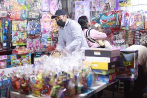 Juguetes y regalos listos para los Reyes Magos en el Día de Reyes
