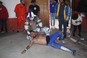 El público disfrutó una exhibición de lucha extrema, con momentos memorables fuera y dentro del ring