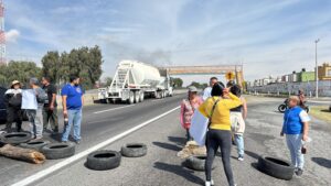  Automovilistas afectados por el bloqueo expresaron su inconformidad mientras esperan soluciones