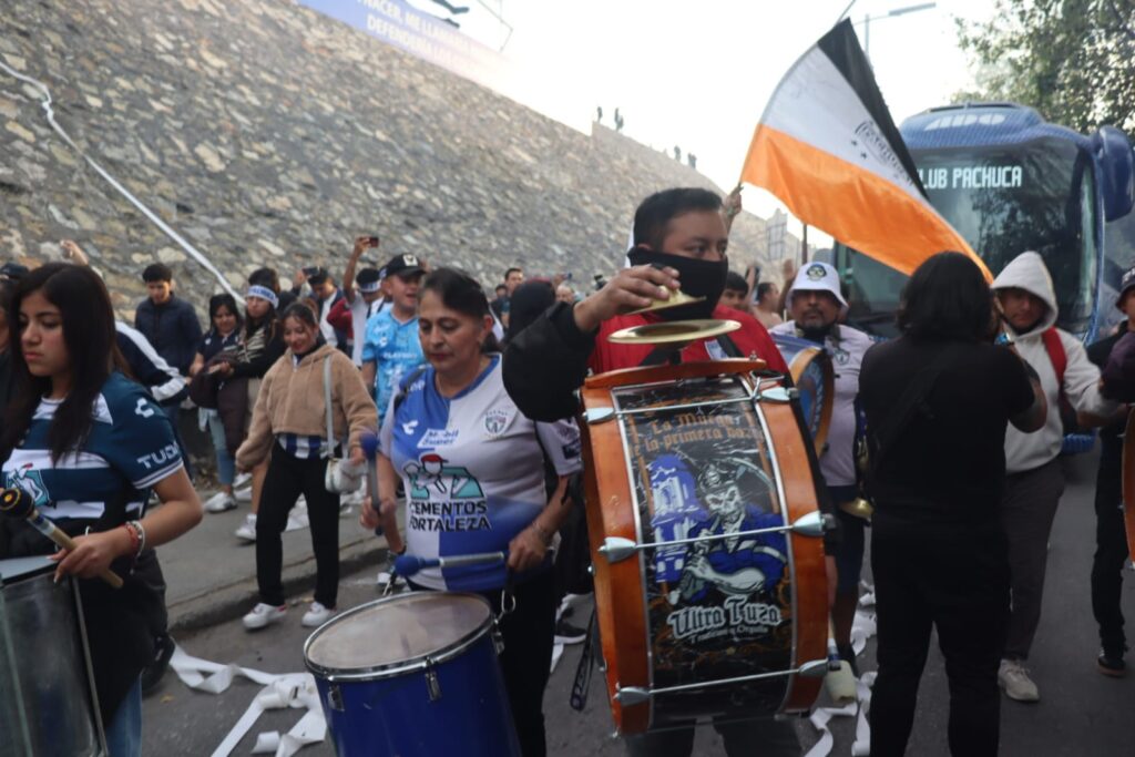 Arma afición del Pachuca fiesta con pasillo, previo al debut de los Tuzos en el Clausura 2025