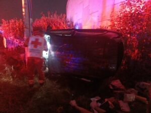 Vehículo cae del puente en Pachuca: Dos personas lesionadas