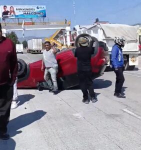 Paramédicos de Protección Civil atienden al lesionado tras el accidente en la carretera Pachuca-Sahagún.