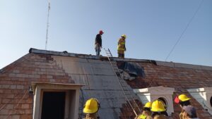 Personal de emergencia atendiendo el conato de incendio en el ayuntamiento de Pachuca