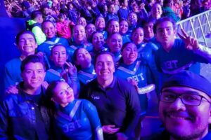 Miembros de la compañía de danza moderna del Tec, campus Hidalgo, junto con profesores y coordinadores, en el concierto de Belanova, tras su participación en la canción One, Two, Three, Go!